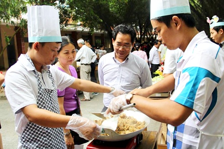 Các đội dự thi tranh tài