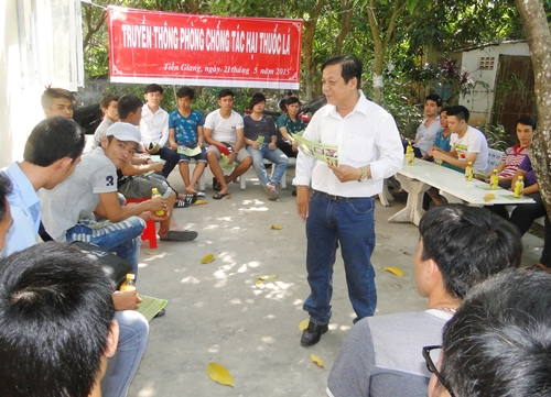 Bác sĩ Trung tâm đang truyền thông phòng chống tác hại của thuốc lá tại Trạm Y tế thị trấn Cái Bè