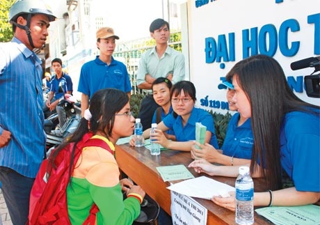 Sinh viên Trường Đại học Tiền Giang tham gia tiếp sức mùa thi