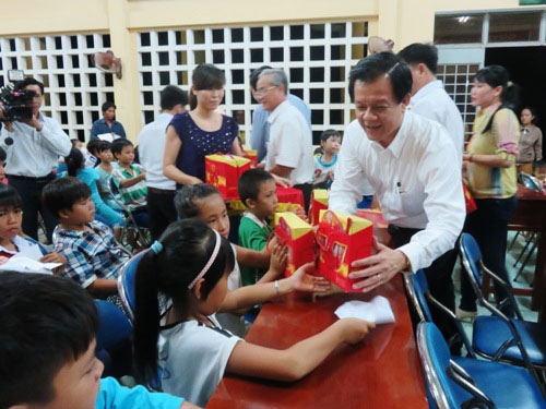 Ông Lê Hồng Quang, Phó Bí thư Tỉnh ủy trao quà trung thu cho các em thiếu nhi có hoàn cảnh khó khăn tại xã Long Hòa, TXGC