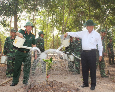 Lãnh đạo Bộ CHQS tỉnh và Sở Tài chính trồng cây nhớ Bác