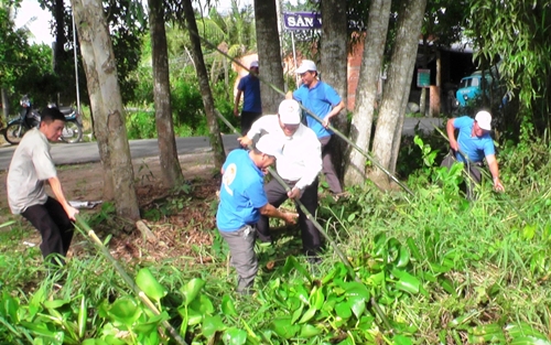 Ra quân vệ sinh môi trường tại huyện Cai Lậy