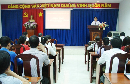 Đồng chí Nguyễn Văn Sơn - Giám đốc Trung tâm phát biểu khai giảng lớp học