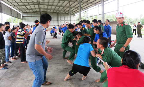 Tham gia trò chơi kéo co tại ngày hội