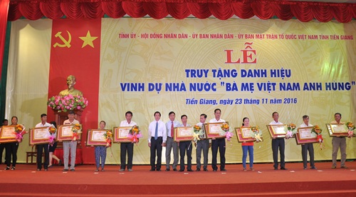 Đồng chí Nguyễn Văn Danh, Ủy viên Trung ương Đảng, Bí thư Tỉnh ủy Tiền Giang thừa ủy quyền của Chủ tịch nước trao Bằng truy tặng Danh hiệu vinh dự Nhà nước BMVNAH cho đại diện các gia đình