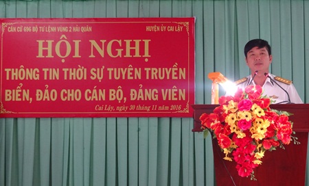 Đại tá Đinh Văn Dũng - Chính ủy Căn cứ 696 Bộ Tư lệnh Vùng 2 Hải quân thông tin tại hội nghị