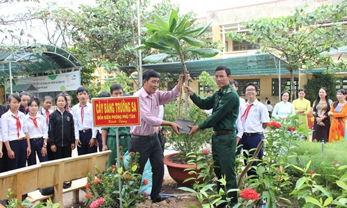 Chiến sĩ Đồn Biên phòng Phú Tân tặng cây bàng vuông Trường Sa cho cho Trường Tiểu học, Trung học cơ sở Phú Tân