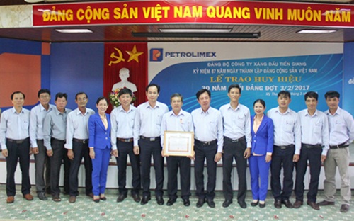 Đảng bộ Công ty Xăng dầu Tiền Giang sinh hoạt kỷ niệm 87 năm Ngày thành lập Đảng Cộng sản Việt Nam và trao huy hiệu 30 năm tuổi Đảng cho đảng viên