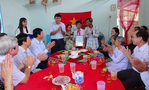 Anh Phạm Văn Sang - Bí thư Huyện đoàn Cai Lậy trao quyết định bàn giao nhà cho gia đình em Nguyễn Quang Vinh