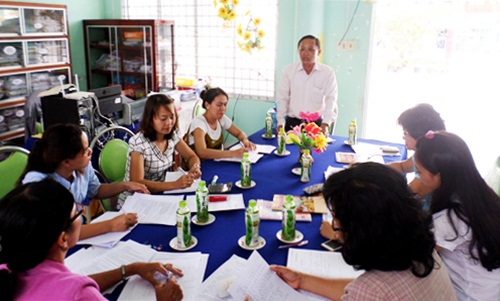 Các đồng chí trong Tổ công tác của Huyện ủy tham gia sinh hoạt tại chi bộ Trường Mẫu giáo Thành Công