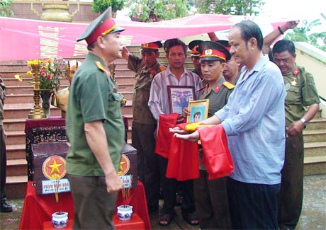 Quy tập hài cốt liệt sĩ về nghĩa trang liệt sĩ huyện