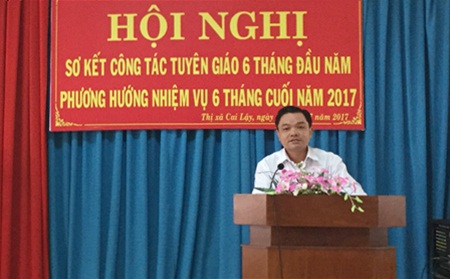 Đ/c Phạm Văn Vạn - UVBTV, Trưởng Ban Tuyên giáo Thị ủy phát biểu tại hội nghị