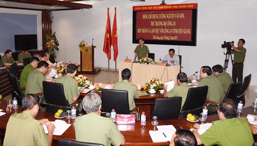 Trung tướng Nguyễn Văn Sơn kiểm tra công tác bảo vệ ANTT tại Công an tỉnh Tiền Giang. Ảnh: Thành Phong