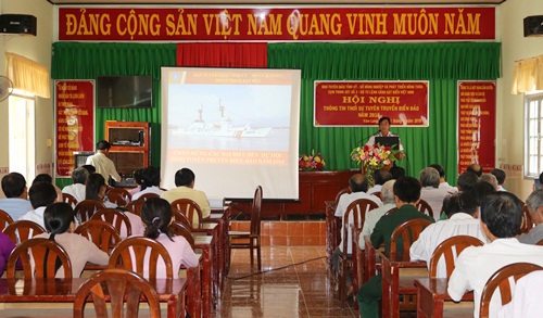 Trung tá Nguyễn Xuân Trường - Đoàn trưởng Đoàn Trinh sát số 2 - Bộ Tư lệnh Cảnh sát biển Việt Nam báo cáo tại thị trấn Vàm Láng, huyện Gò Công Đông