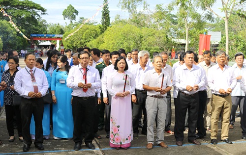 Các đại biểu và giáo viên, học sinh thắp hương tưởng nhớ liệt sĩ Phan Việt Thống