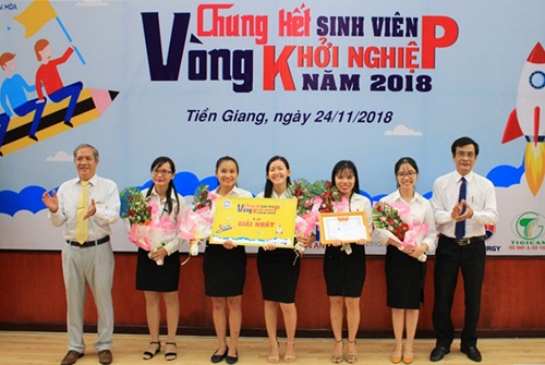 Trao thưởng cho các đội đạt giải