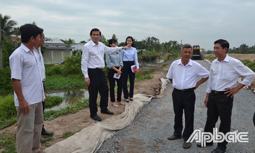 Chủ tịch UBND tỉnh Lê Văn Hưởng kiểm tra công tác giải phóng mặt bằng Dự án đường cao tốc Trung Lương - Mỹ Thuận tại huyện Cái Bè