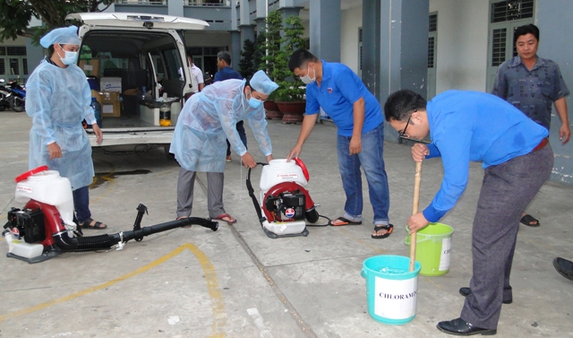 Phun thuốc khử trùng tại Trường tiểu học Thủ Khoa Huân