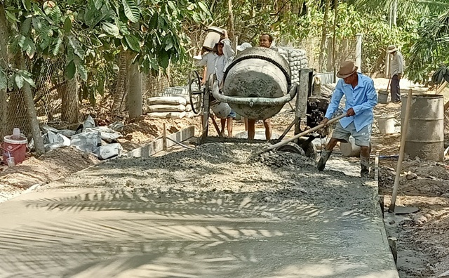 Thi công tuyến đường bê tông Rạch Chợ, xã Xuân Đông.