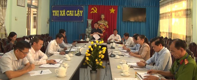 Kiểm tra công tác bầu cử tại thị xã Cai Lậy.