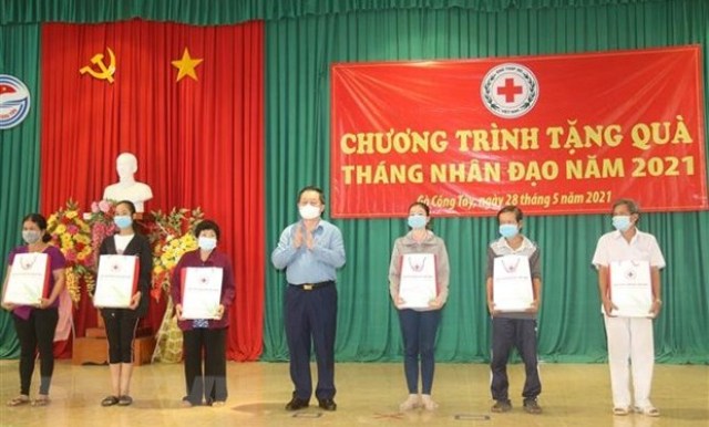 Trưởng ban Tuyên giáo Trung ương tặng quà hộ nghèo huyện Gò Công Tây.