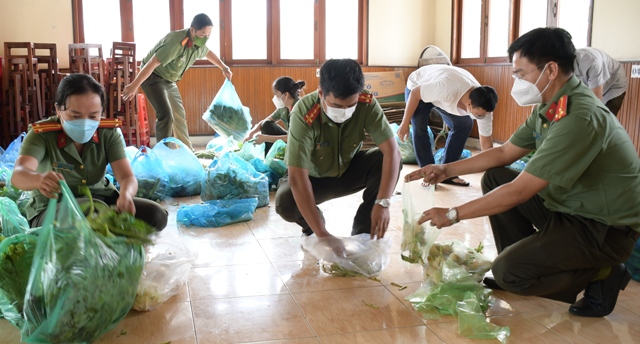 Phân chia các mặt hàng nông sản cho các đơn vị được hỗ trợ.