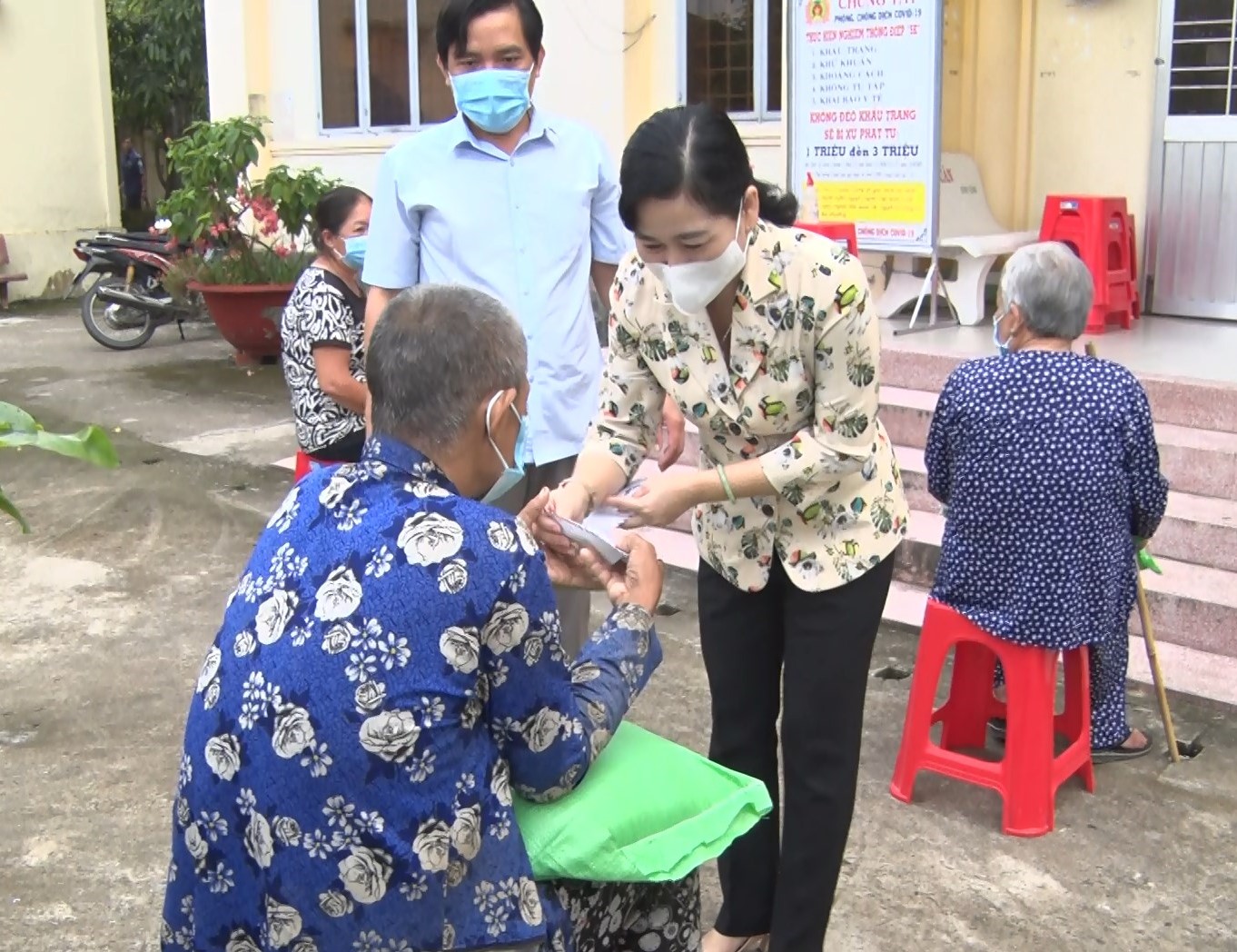 Lãnh đạo Ban Tuyên giáo Tỉnh ủy trao tặng quà cho người dân khó khăn ảnh hưởng đại dịch COVID-19