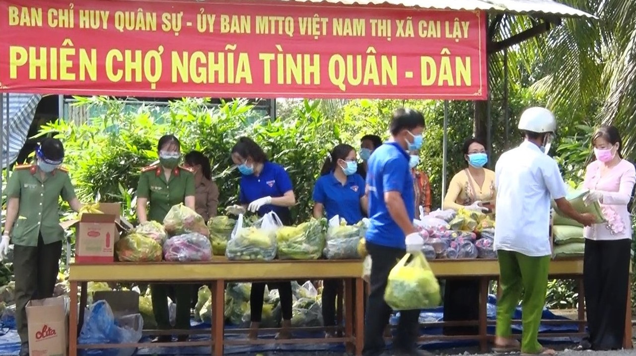 Ấm áp phiên chợ nghĩa tình quân - dân nơi “chia sẻ yêu thương, vượt qua đại dịch”.