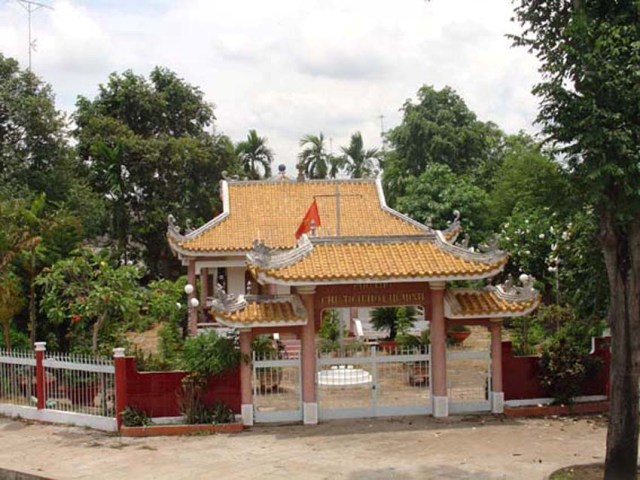 Phủ thờ Chủ tịch Hồ Chí Minh ở xã Tân Thanh (Cái Bè, Tiền Giang).