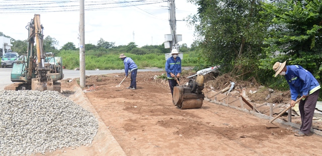 Thi công lát gạch vỉa hè đường Trần Xuân Hòa (phường 1, TX. Cai Lậy).