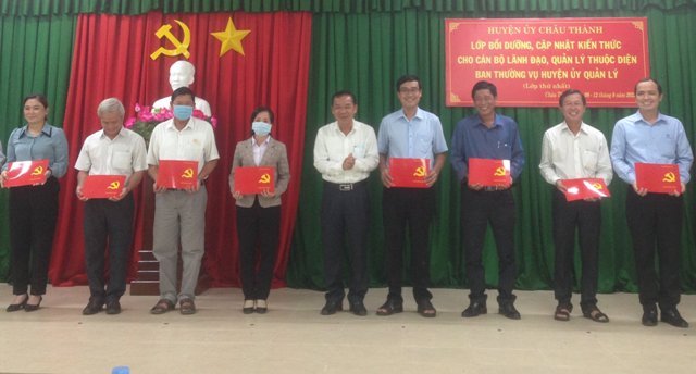 Trao giấy chứng nhận cho học viên.