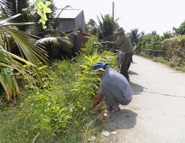 Chi hội CCB ấp Tân Hiệp ra quân vệ sinh mội trường.