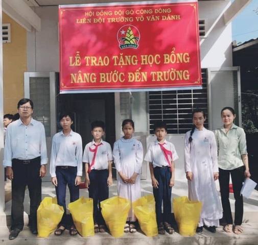 Lễ trao tặng học bổng nâng bước đến trường.