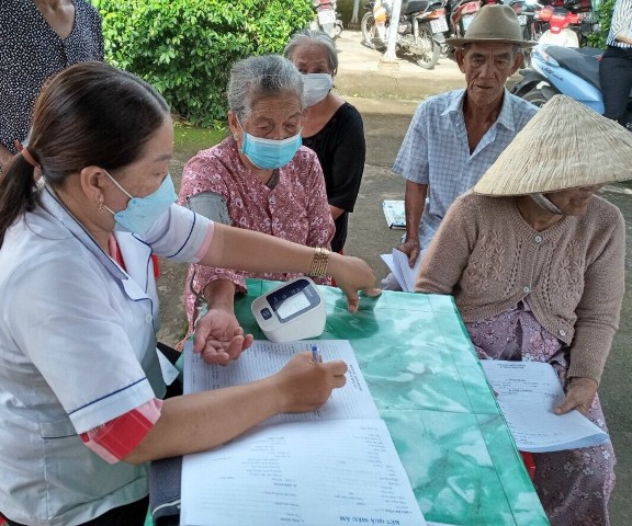 Khám bệnh người cao tuổi.