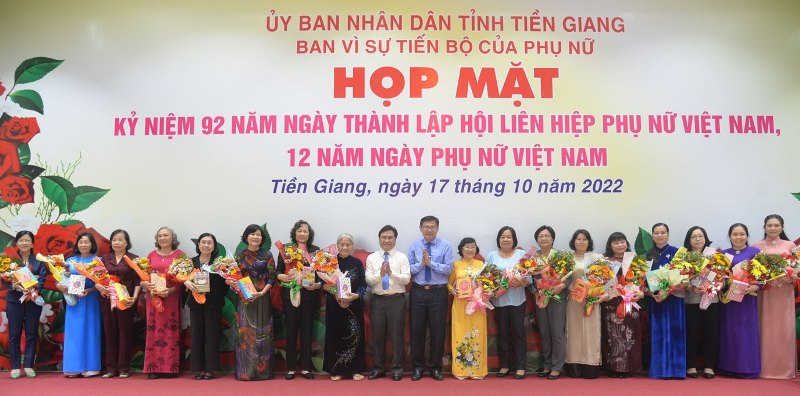 Lãnh đạo tỉnh Tiền Giang tặng hoa chúc mừng cán bộ nữ tỉnh qua các thời kỳ nhân Họp mặt kỷ niệm 92 năm Ngày thành lập Hội Liên hiệp Phụ nữ Việt Nam; 12 năm Ngày Phụ nữ Việt Nam. Nguồn baoapbac.vn