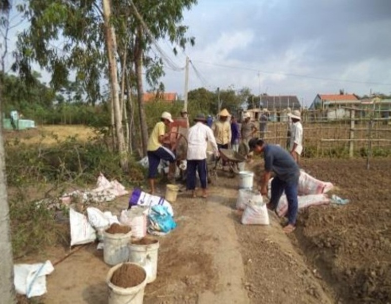 Hội viên Hội nông dân xã Bình Ân tham gia làm đường giao thông nông thôn.