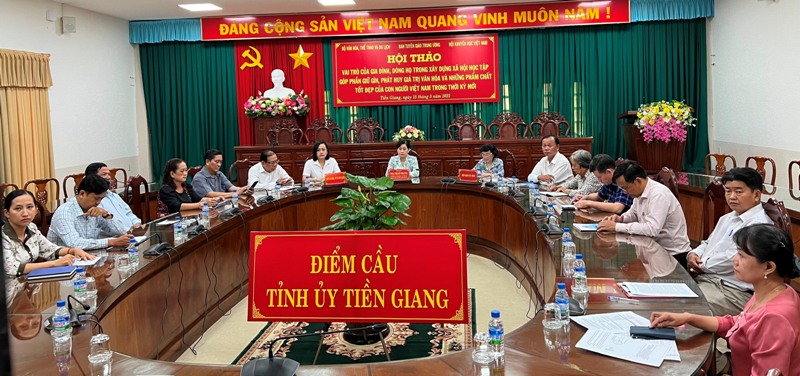 Tiếp tục phát huy vai trò của gia đình dòng họ nhằm xây dựng người Việt  Nam thời kỳ đổi mới