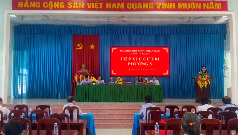 Đ/c Châu Thị Mỹ Phương, UVTV, Trưởng Ban Tuyên giáo Tỉnh ủy tiếp xúc cử trị tại phường 5, TX.Cai Lậy.