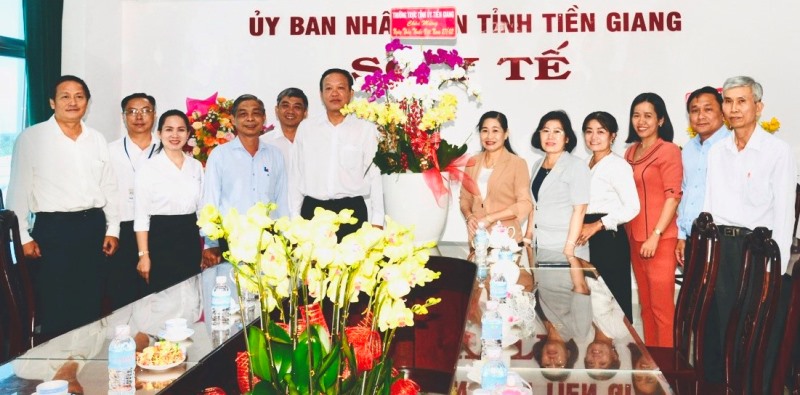 Đoàn đến thăm Sở Y tế.