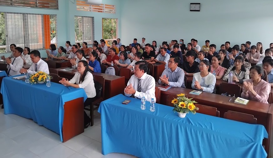 Quang cảnh đại biểu và học viên dự lễ khai giảng