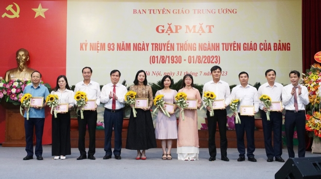 Trao Kỷ niệm chương "Vì sự nghiệp Tuyên giáo" tặng cán bộ, công chức, viên chức, người lao động Ban Tuyên giáo Trung ương.