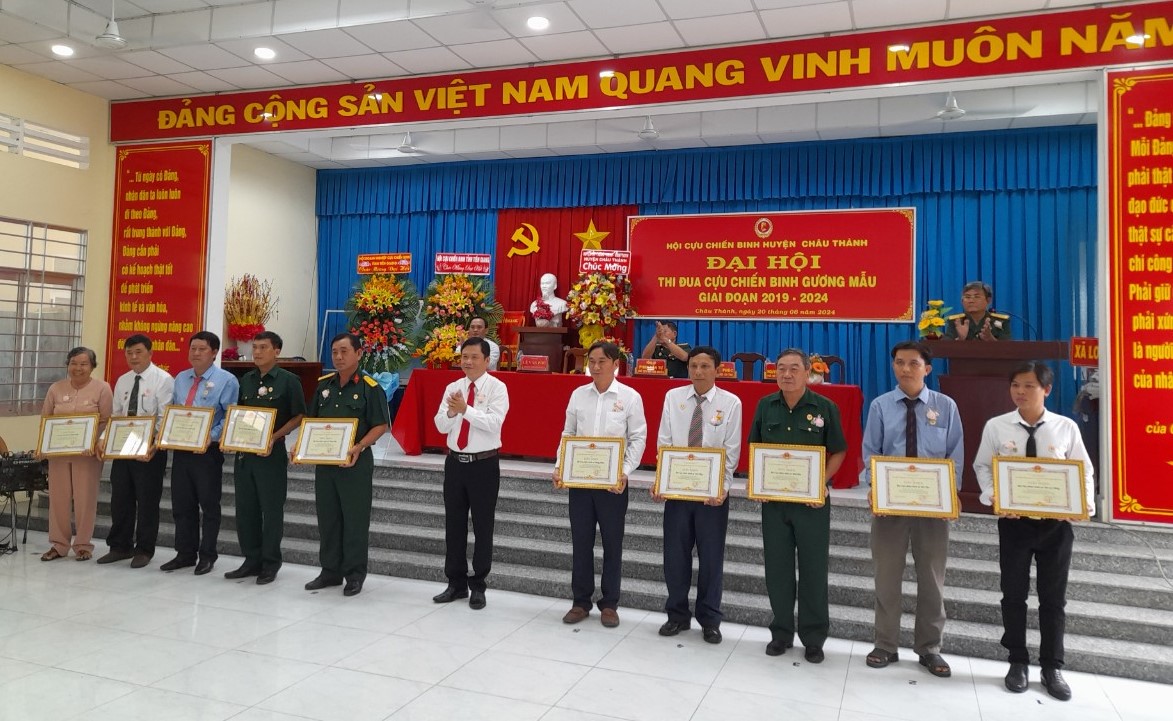 Khen thưởng tập thể cựu chiến binh tiêu biểu trong phong trào thi đua “Cựu chiến binh gương mẫu”