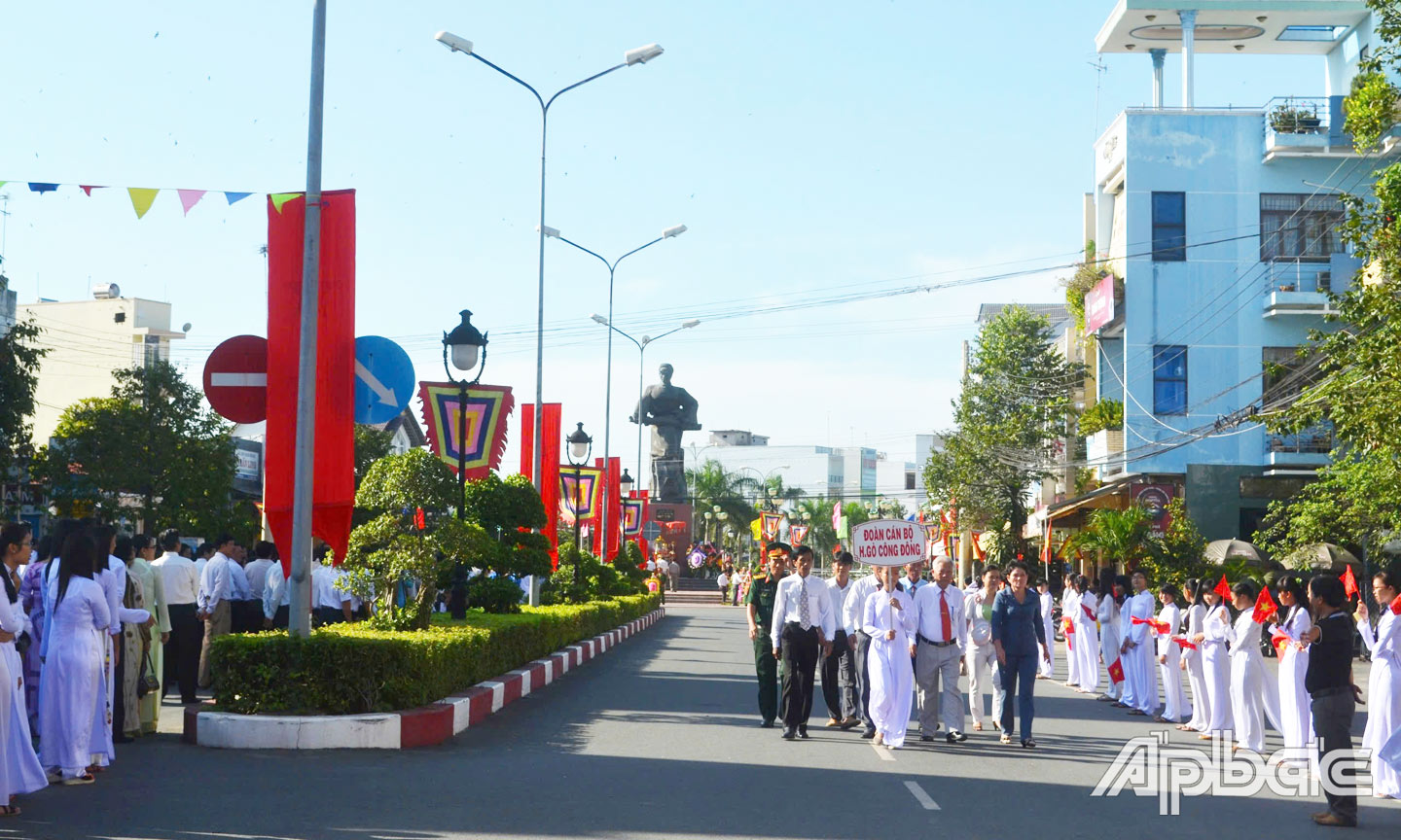 Ngày 19 và 20-8 hằng năm là dịp người dân mọi miền đất nước về thắp hương và viếng thăm Đền thờ, Lăng mộ AHDT Trương Định tại huyện Gò Công Đông và TP. Gò Công.