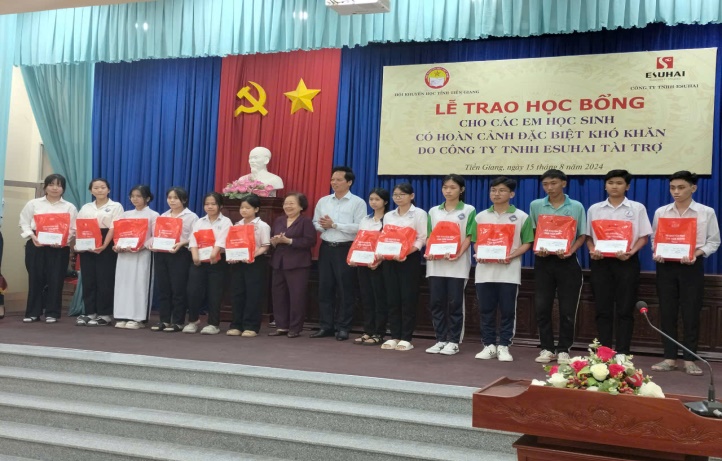 Đ/c Nguyễn Thị Hoài Thu và đ/c Nguyễn Thành Diệu trao học bổng cho học sinh