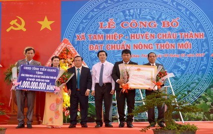 Lễ công bố xã đạt chuẩn nông thôn mới năm 2016.