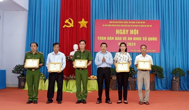 Khen thưởng các tập thể, cá nhân có thành tích xuất sắc.