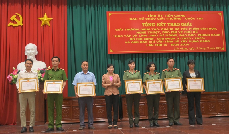 Đồng chí Châu Thị Mỹ Phương, Ủy viên Ban Thường vụ Tỉnh ủy, Chủ tịch HĐND tỉnh, Trưởng Ban Tuyên giáo Tỉnh ủy trao giải cho các tác giả đạt giải giai đoạn II.