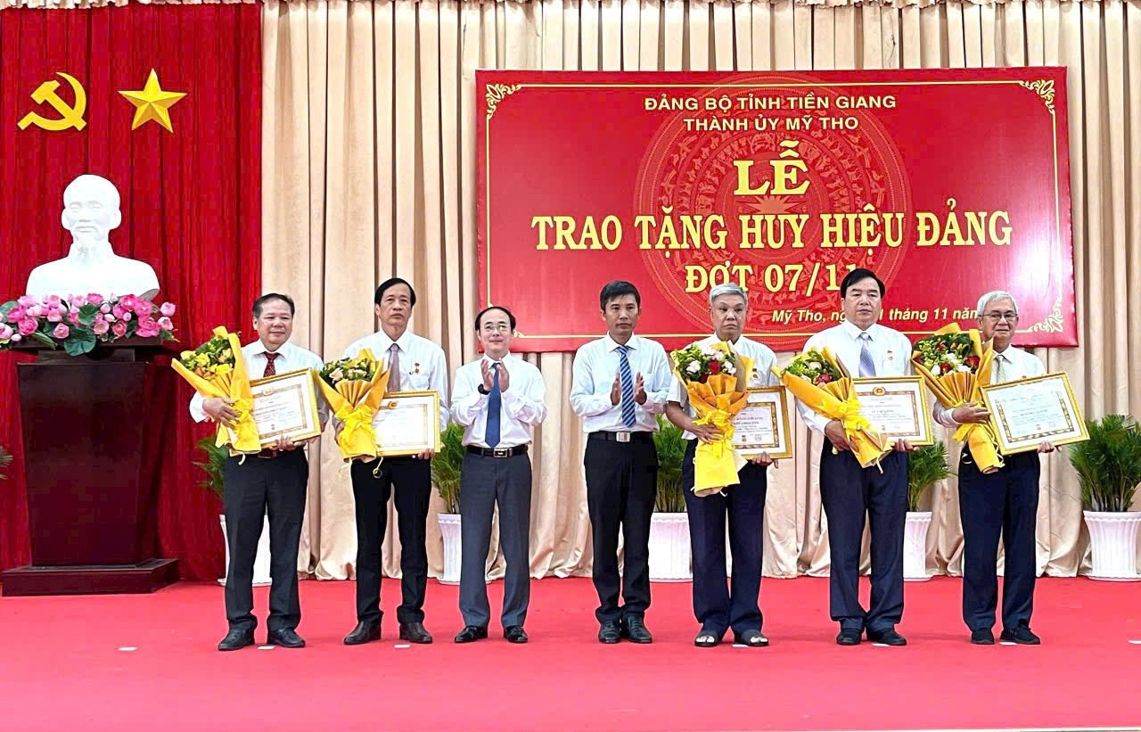 Thành uỷ Mỹ Tho trao tặng Huy hiệu Đảng cho đảng viên đợt 7-11