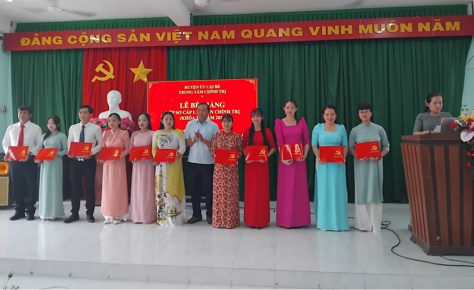 Đồng chí Nguyễn Quốc Thanh trao chứng nhận các học viên