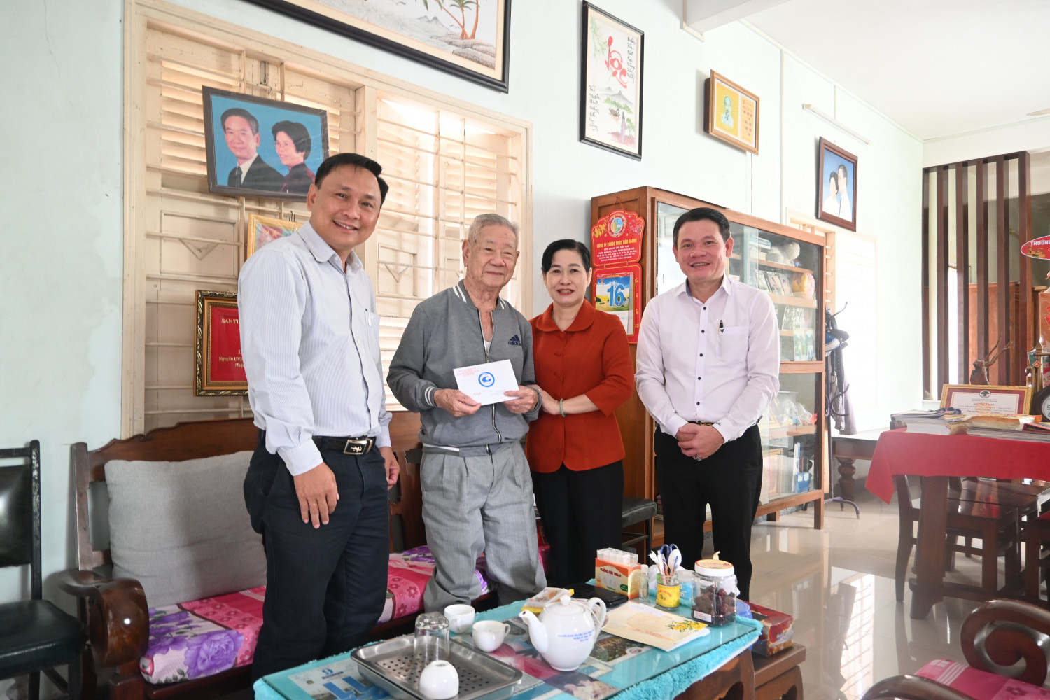 Đoàn thăm, chúc tết đồng chí Trần Văn Mai - nguyên Uỷ viên Ban Thường vụ Tỉnh ủy, nguyên Trưởng Ban Tuyên giáo Tỉnh ủy.